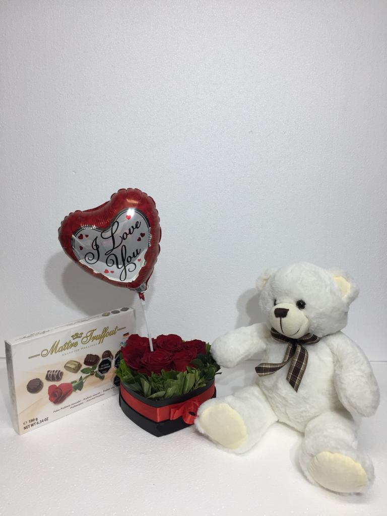 Caja corazn con 6 Rosas ms Bombones 165 Grs, Peluche blanco 20cm y Globito